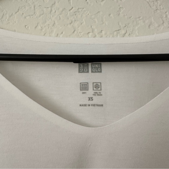 UNIQLO V-Neck Long T-Shirt (Unisex) - Picture 2 of 3